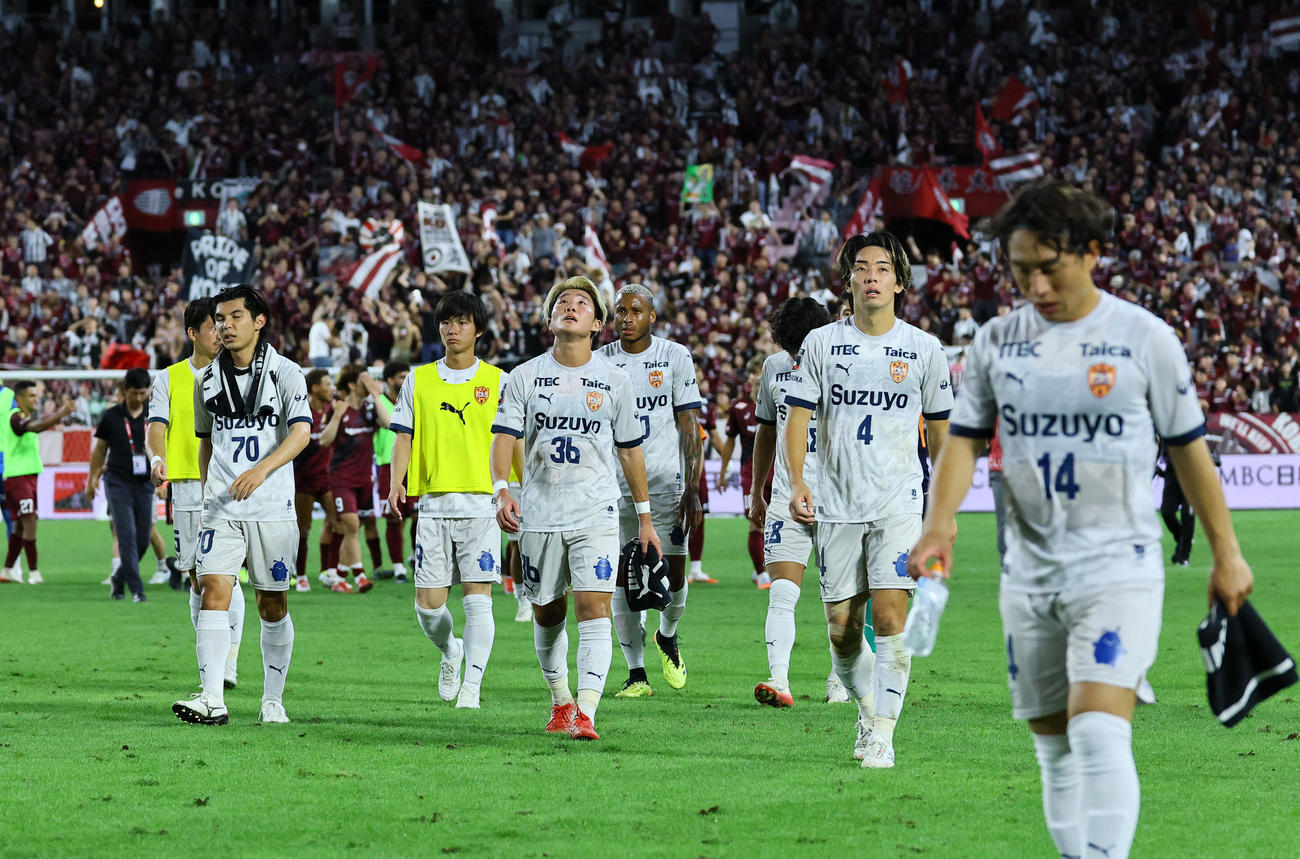 神戸対清水　神戸に敗れ肩を落とす清水イレブン（撮影・藤尾明華）