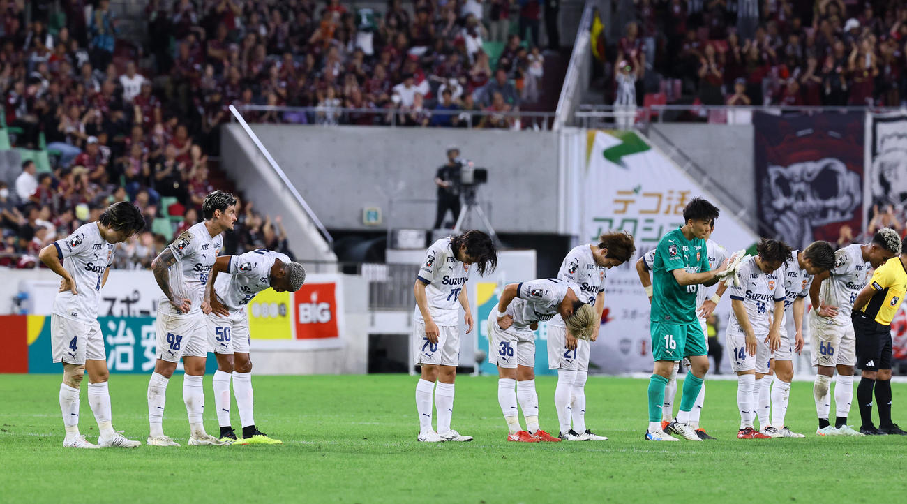 神戸対清水　神戸に敗れ肩を落とす清水イレブン（撮影・藤尾明華）