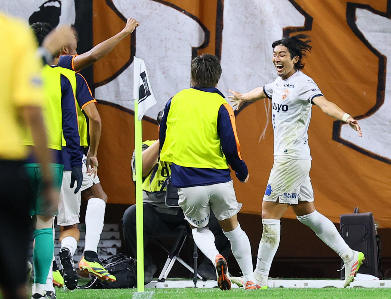 神戸対清水　前半、先制ゴールを決め喜ぶ清水小塚（撮影・藤尾明華）