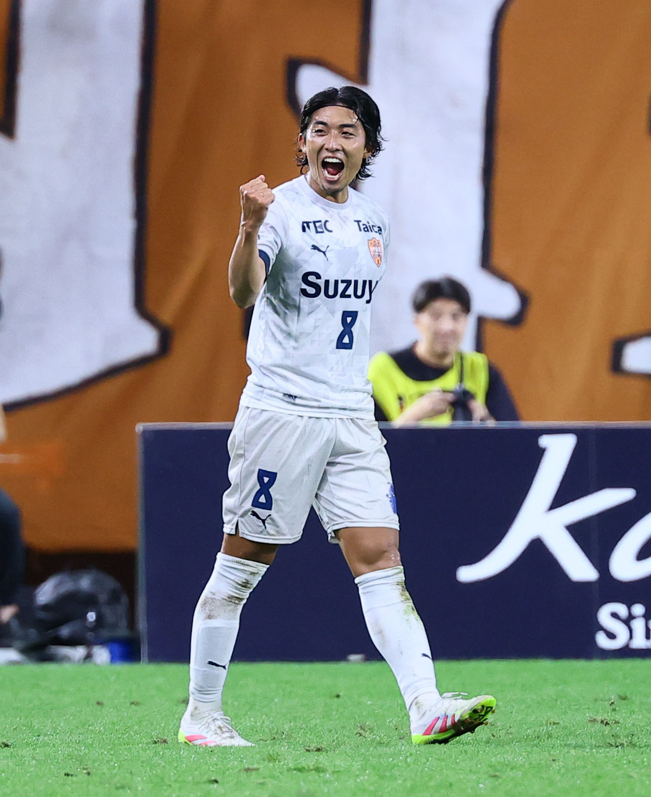 神戸対清水　前半、先制ゴールを決め喜ぶ清水小塚（撮影・藤尾明華）