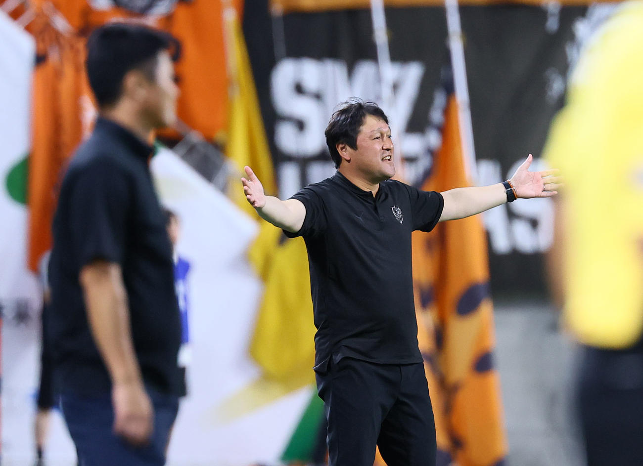 神戸対清水　前半、ファウルの判定に不満そうに両手を広げる清水秋葉監督（撮影・藤尾明華）