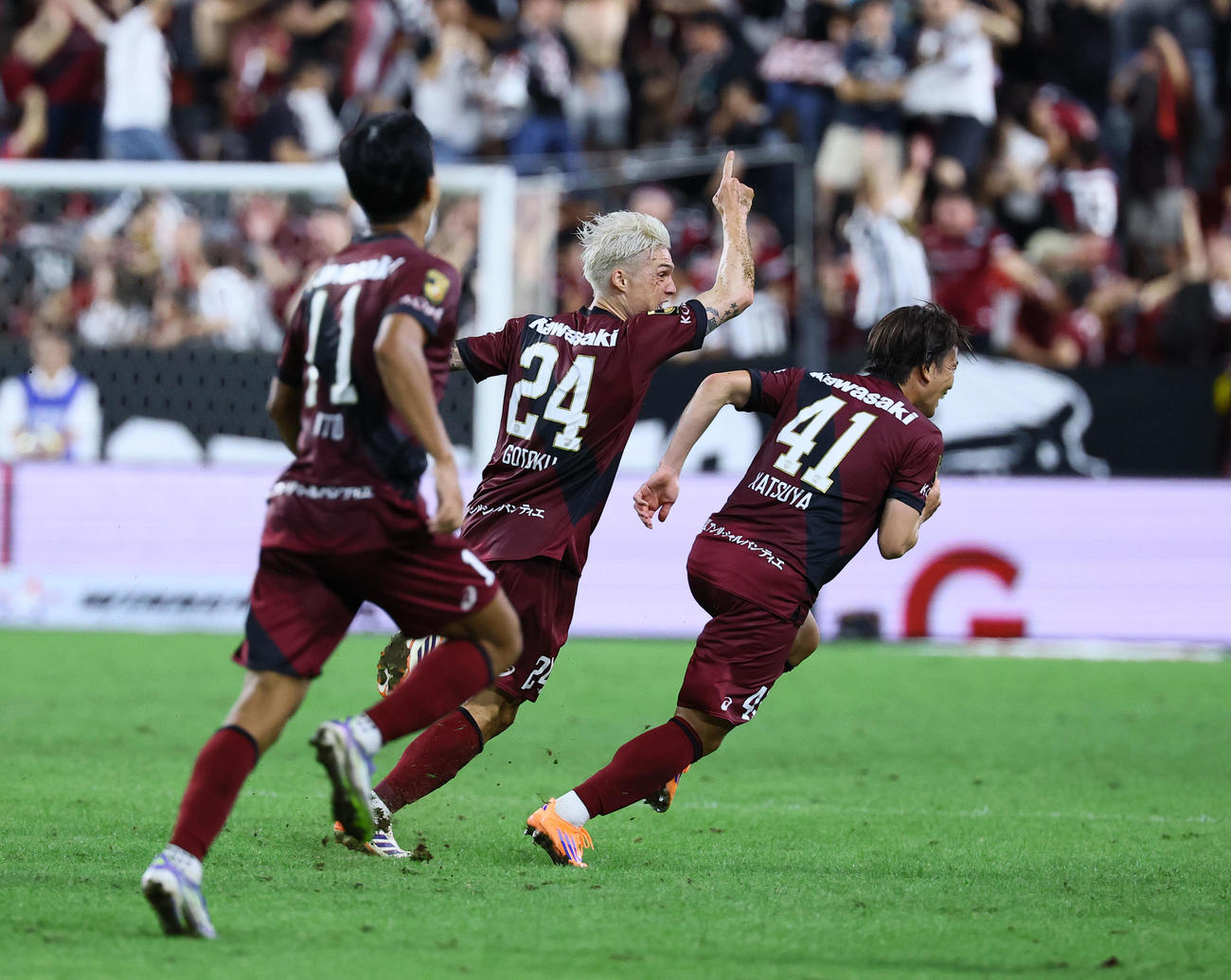 神戸対清水　後半終了間際、決勝ゴールを決め駆けだす神戸酒井（中央）（撮影・藤尾明華）