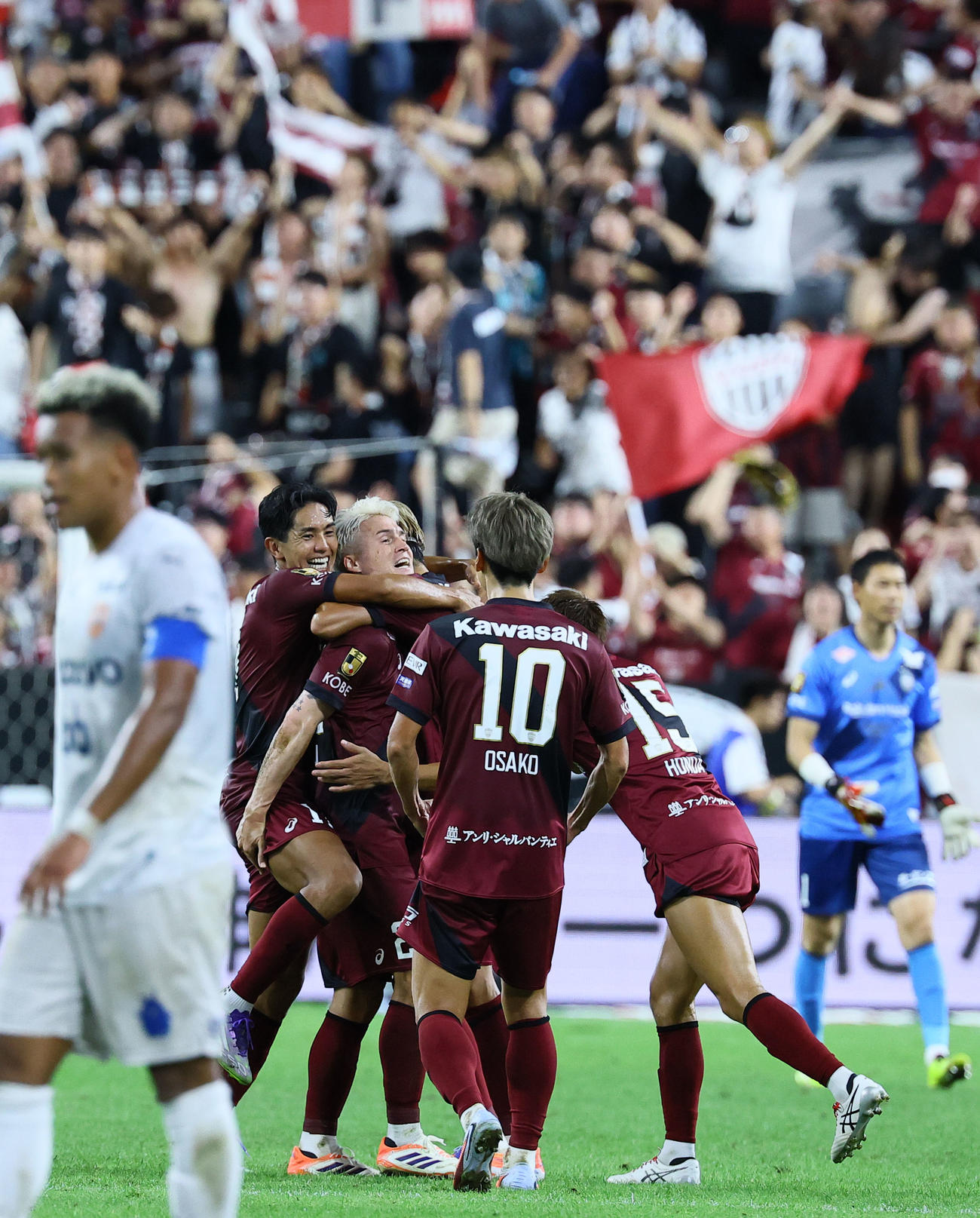神戸対清水　清水に勝利し、喜ぶ酒井（左から3人目）ら神戸イレブン（撮影・藤尾明華）