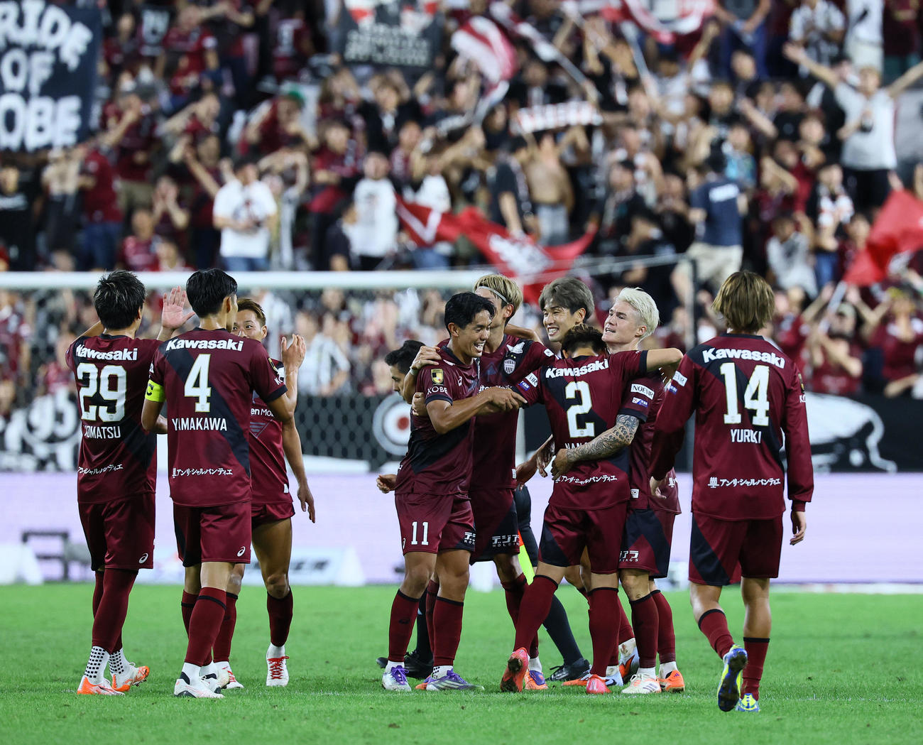 神戸対清水　清水に勝利し、喜ぶ酒井（右から2人目）ら神戸イレブン（撮影・藤尾明華）