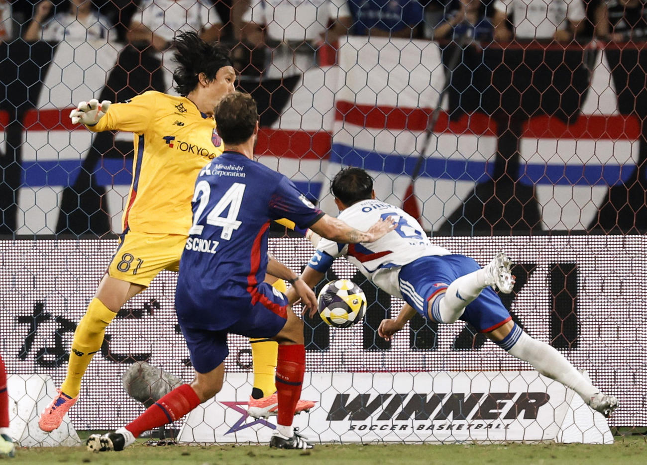 FC東京―横浜M　後半、先制ゴールを決める横浜M・喜田（右）。GK金承奎（共同）