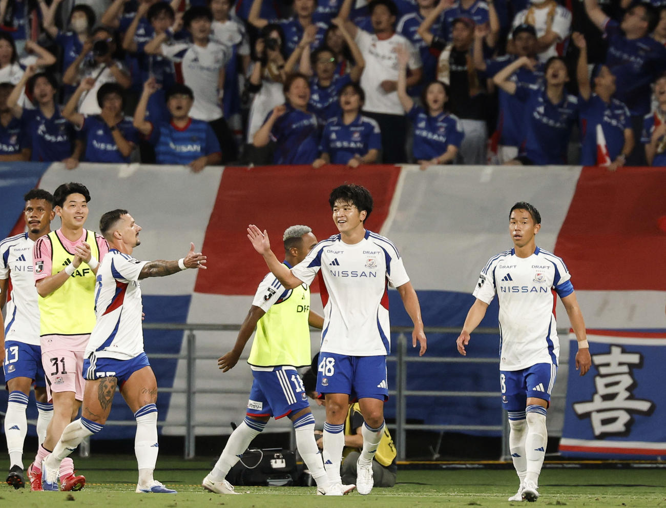 東京対横浜　後半、チーム2点目のゴールを決め、タッチを交わす横浜谷村（右から2人目）（共同）