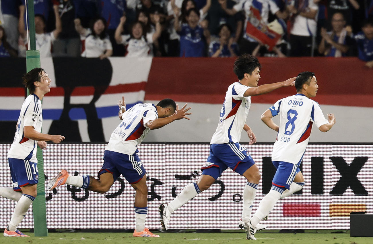 FC東京―横浜M　後半、チーム3点目のゴールを決め、駆け出す横浜M・谷村（右から2人目）（共同）