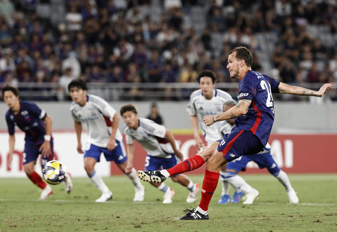 FC東京―横浜M　試合終了間際、PKを決めるFC東京・ショルツ（共同）