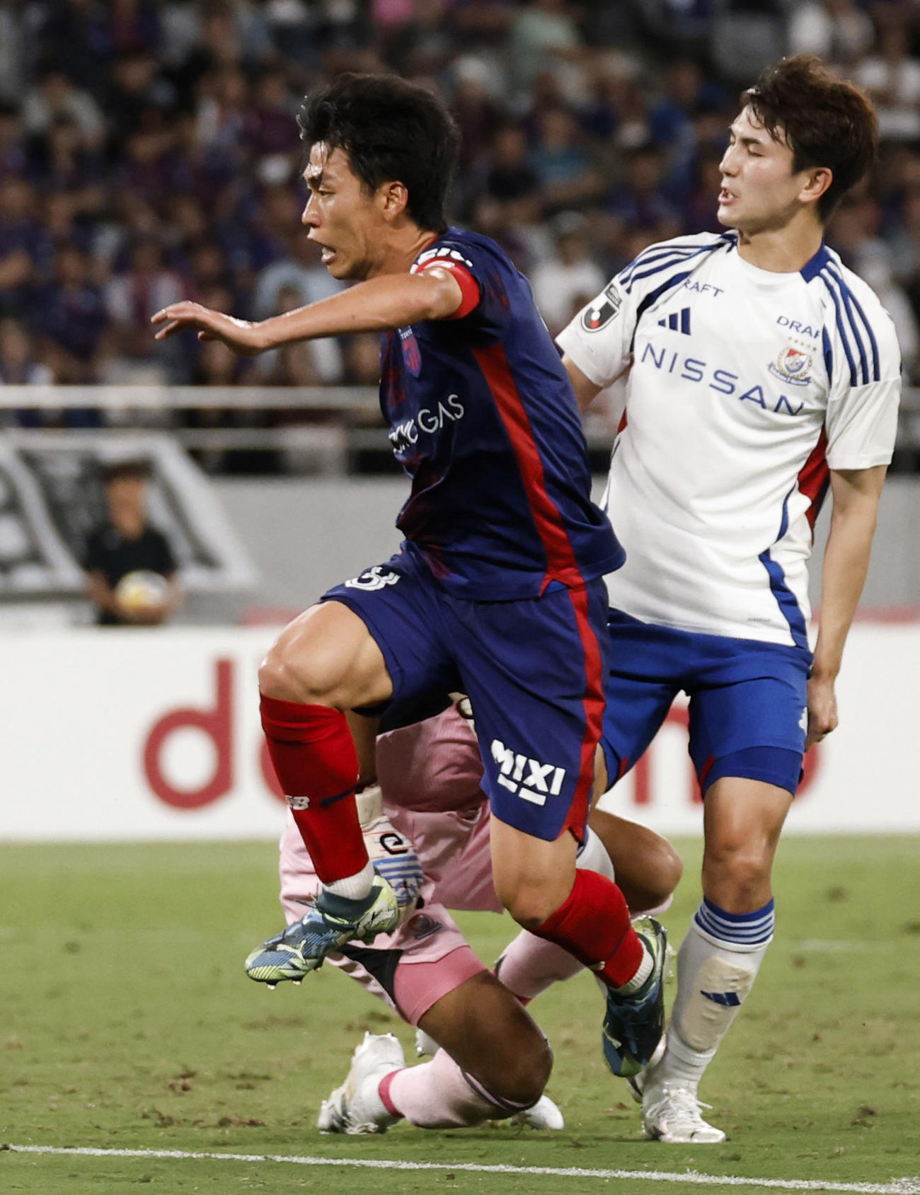 FC東京―横浜M　後半、ゴールを決めるFC東京・高（左）（共同）