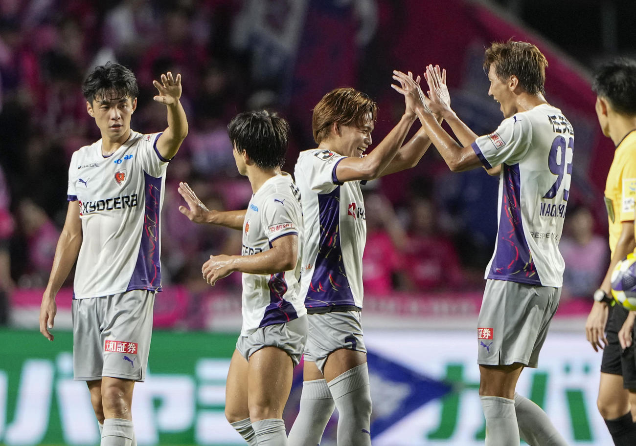 C大阪に勝利し喜ぶ長沢（右端）ら京都イレブン（共同）