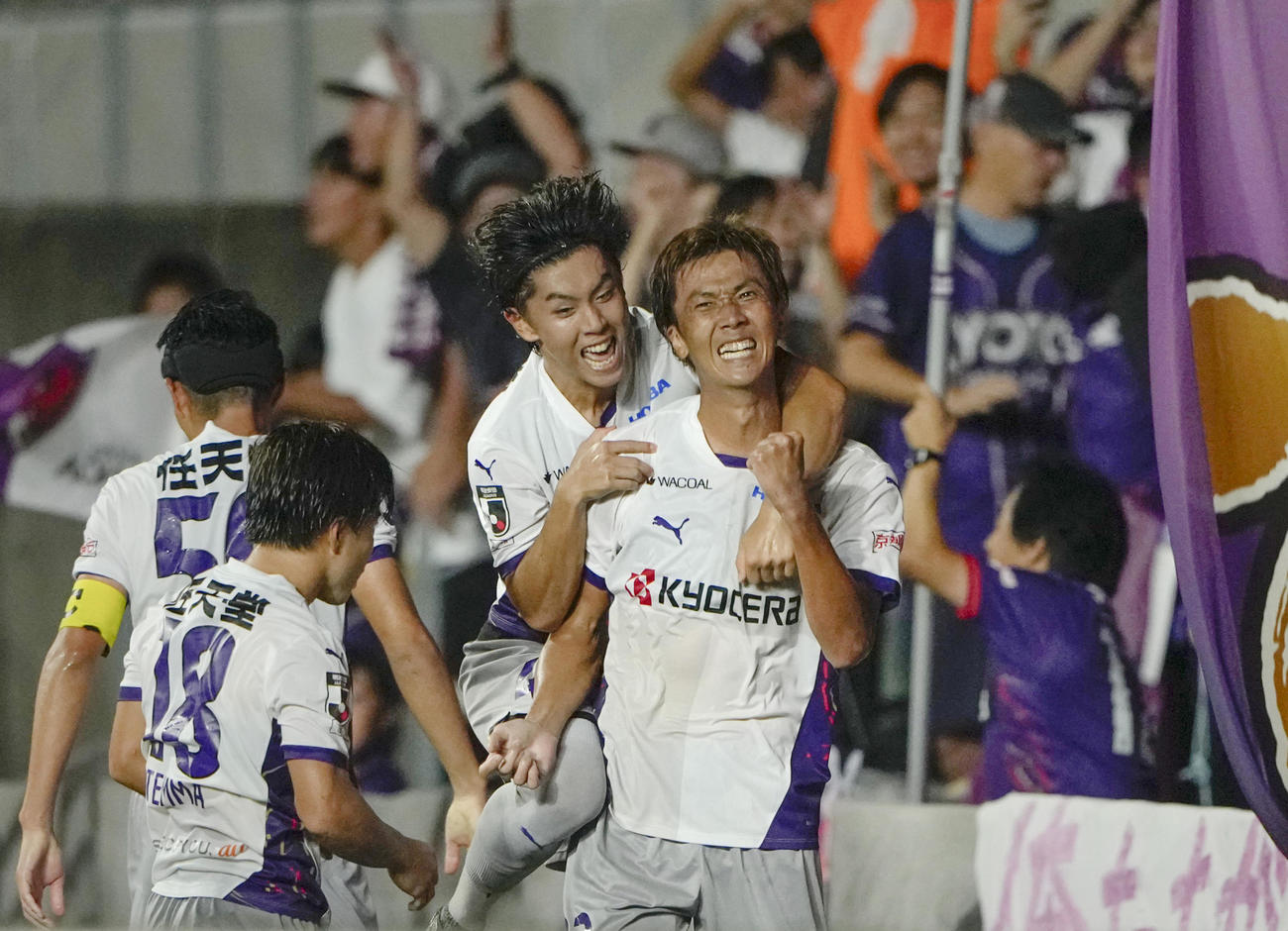 C大阪―京都　後半、決勝ゴールを決め、祝福される京都・長沢（右端）（共同）