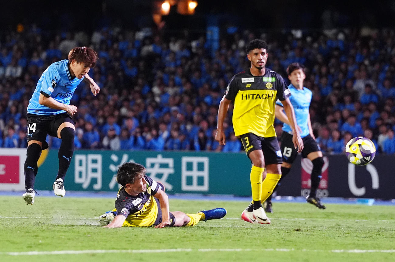 川崎F対柏　後半、ゴールを決める川崎F脇坂（左）（撮影・江口和貴）