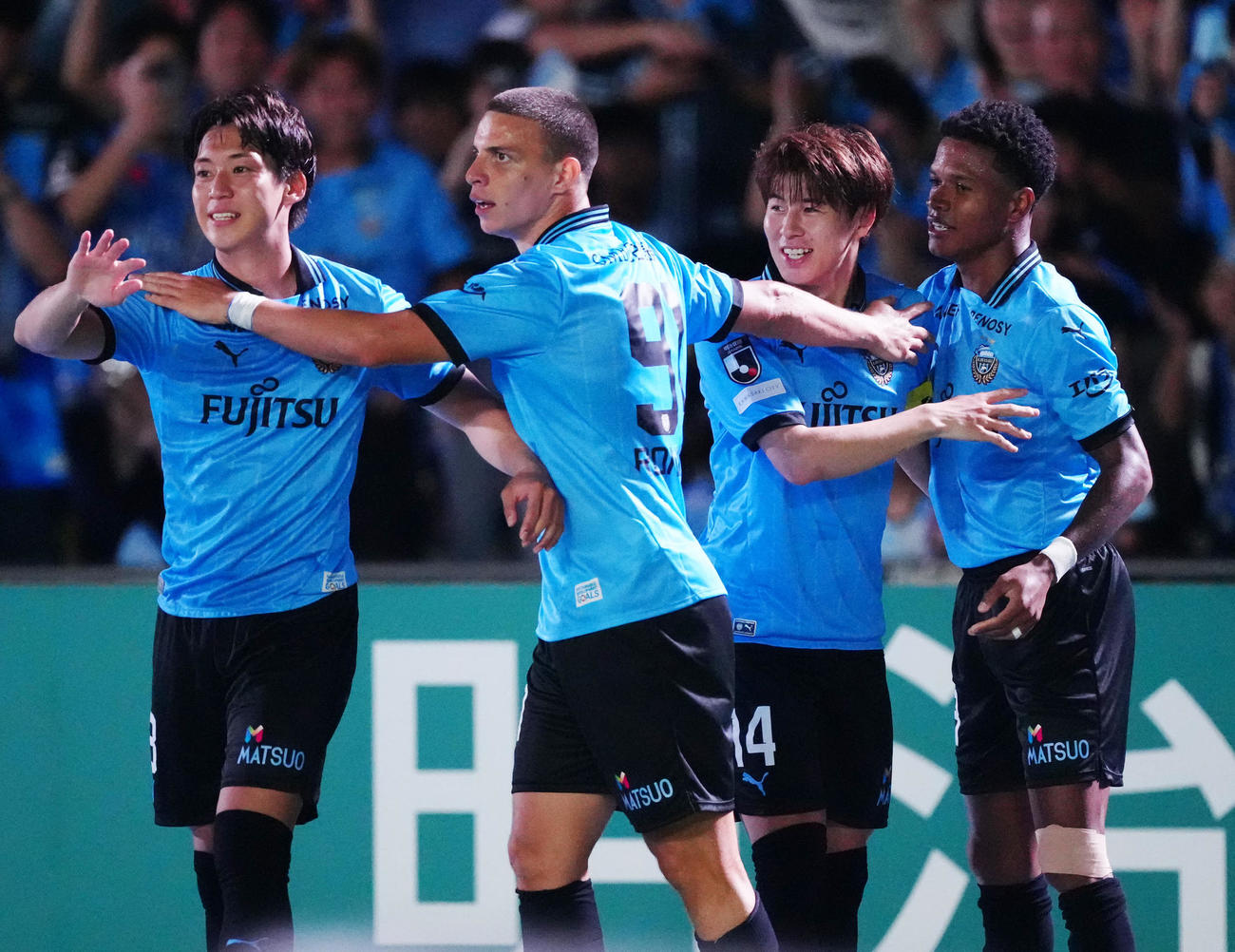 川崎F対柏　後半、ゴールを決め、チームメートと喜ぶ川崎F脇坂（左から3人目）（撮影・江口和貴）