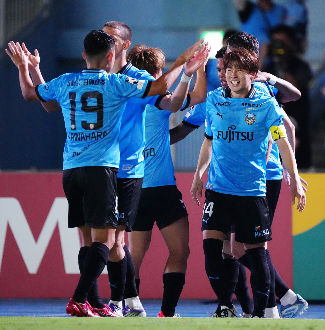 川崎F対柏　後半、ゴールを決め喜ぶ川崎F脇坂（右）（撮影・江口和貴）