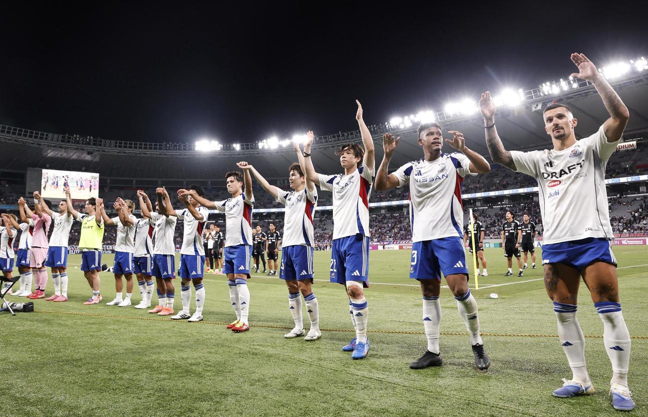 東京に競り勝ち、サポーターと喜びを分かち合う横浜の選手たち（共同）