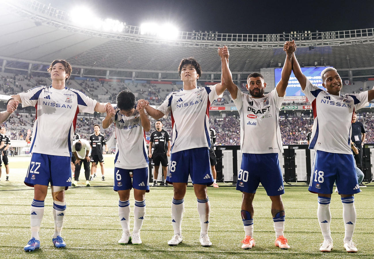FC東京に競り勝ち、サポーターと喜びを分かち合う横浜M・谷村（中央）ら（共同）