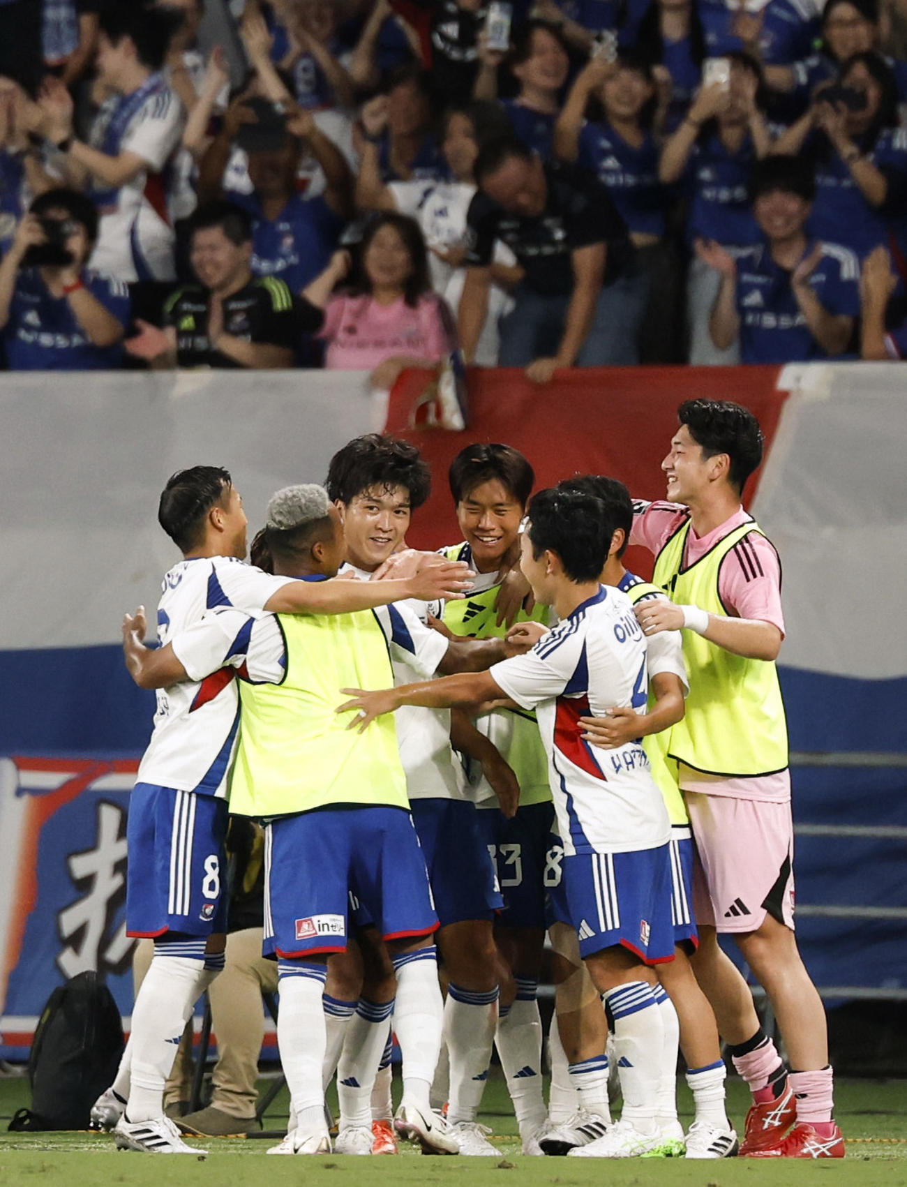 FC東京―横浜M　後半、チーム3点目のゴールを決め、祝福される横浜M・谷村（左から3人目）（共同）