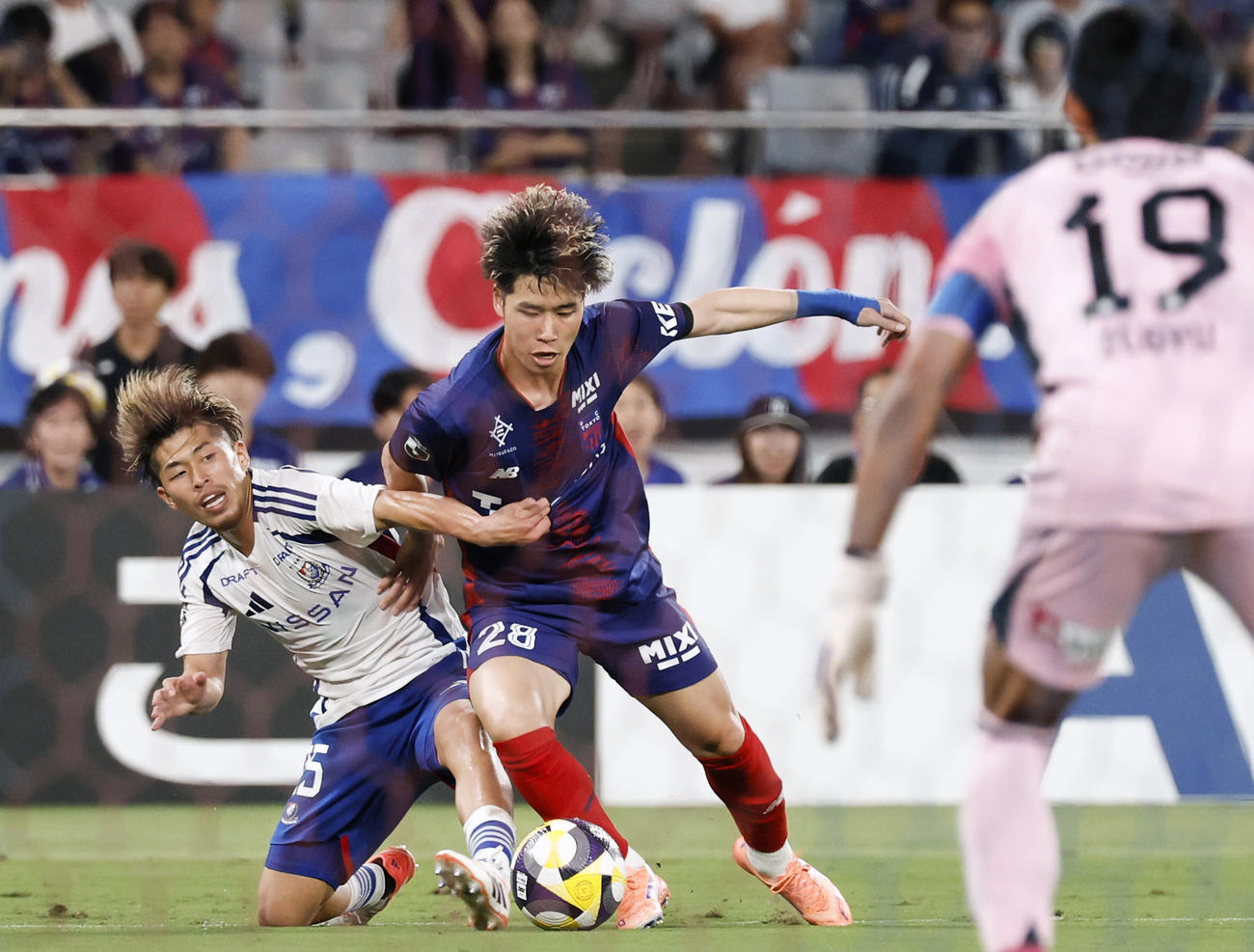 FC東京―横浜M　試合終了間際、激しく競り合う横浜M・鈴木（左）とFC東京・野沢。この後、FC東京がPKを獲得した（共同）