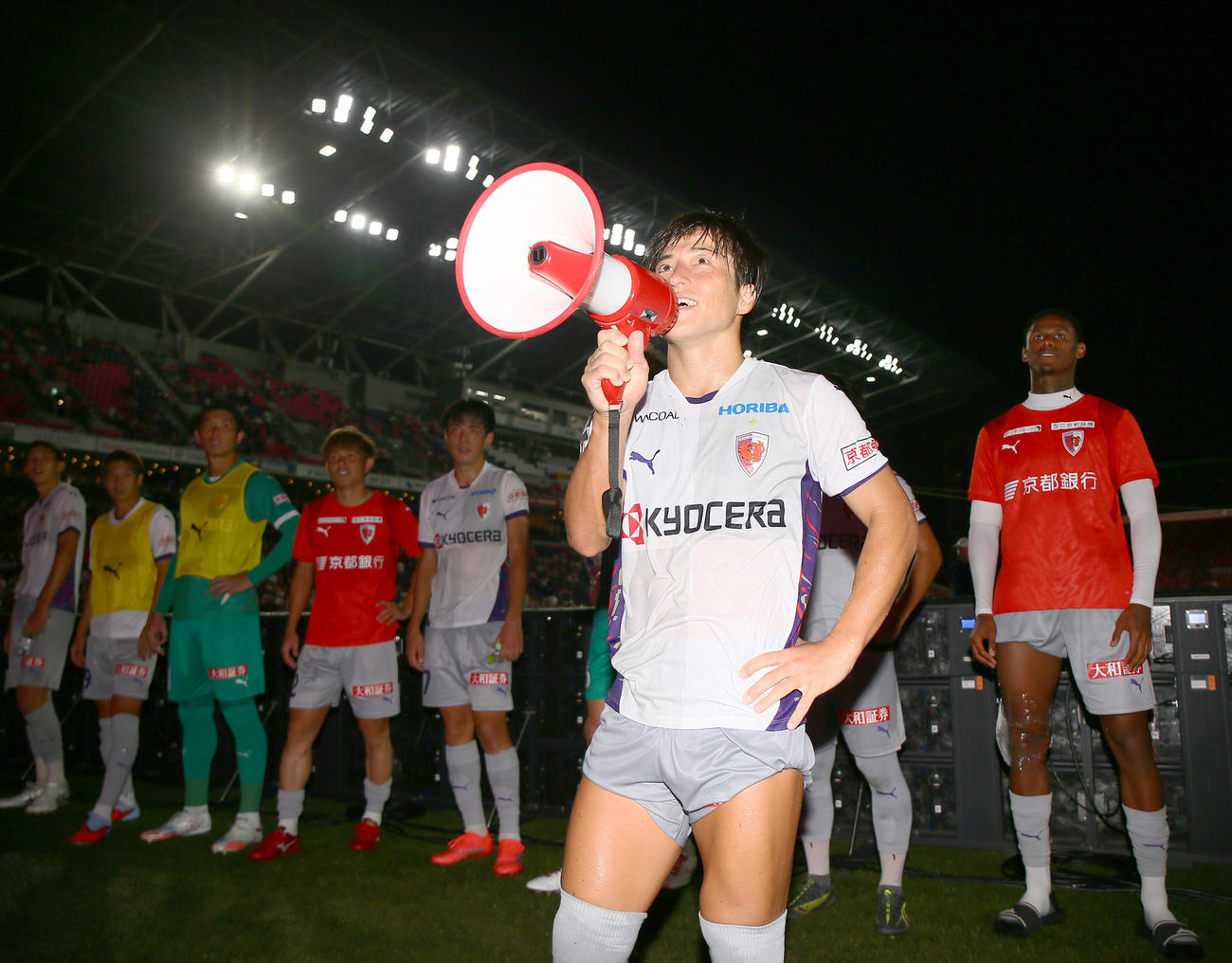 C大阪対京都　C大阪に勝利し、京都松田（手前）はサポーターと喜びを分かち合う（撮影・上山淳一）