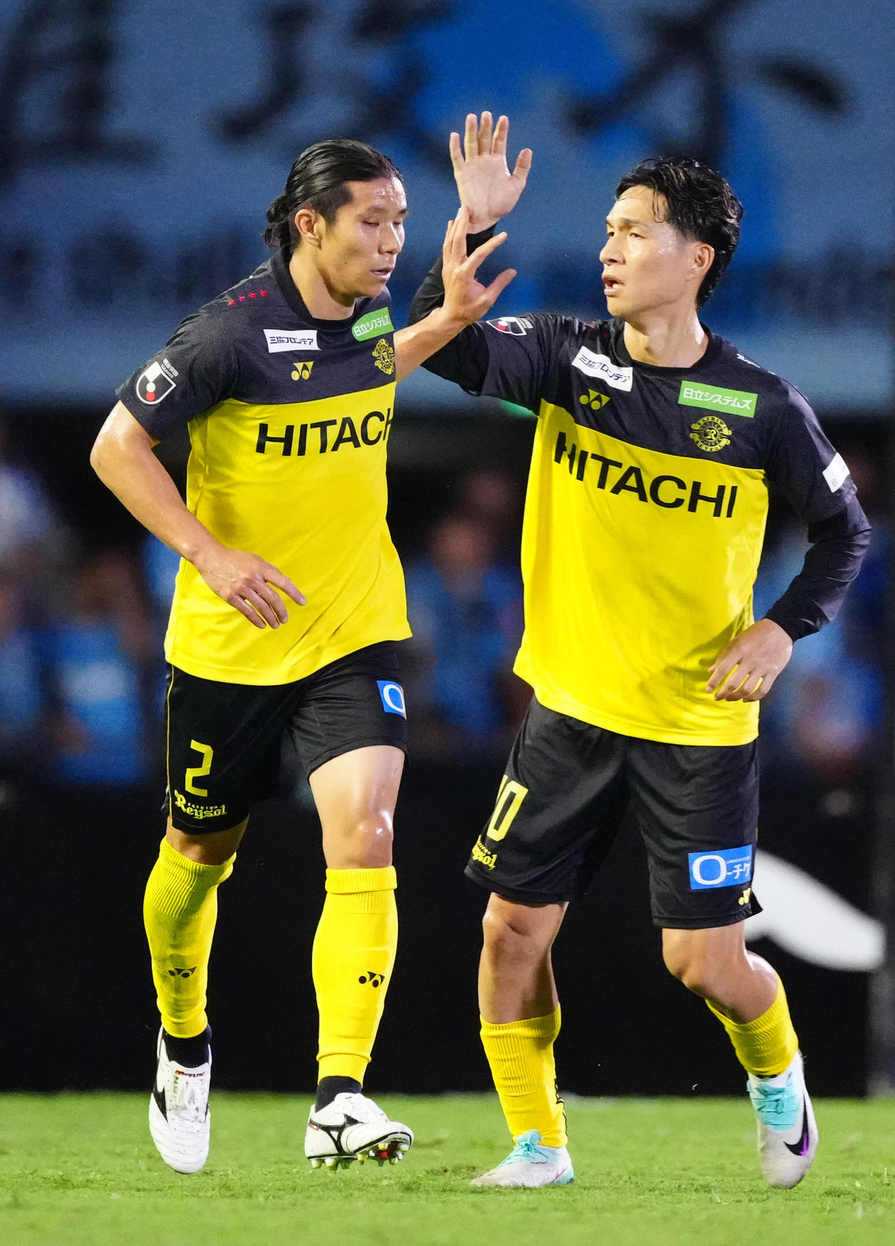 川崎F対柏　後半、ゴールを決めた柏三丸（左）（撮影・江口和貴）