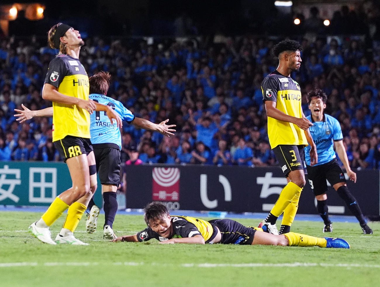川崎F対柏　後半、川崎F脇坂（後方左）にゴールを決められ、厳しい表情の柏杉岡（中央）（撮影・江口和貴）