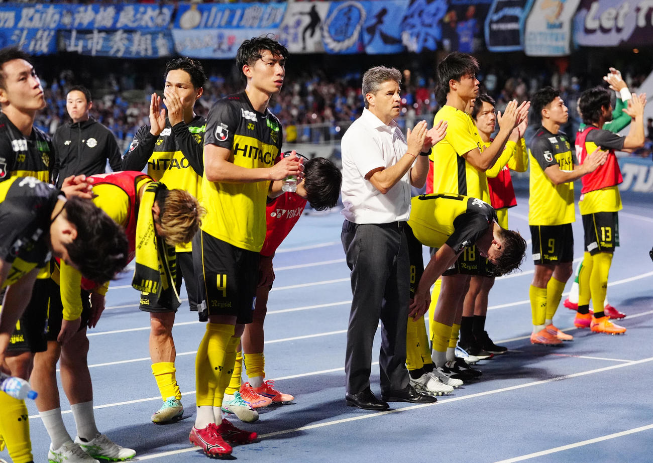 川崎F対柏　試合後、サポーターにあいさつする柏の選手たち。中央はロドリゲス監督（撮影・江口和貴）