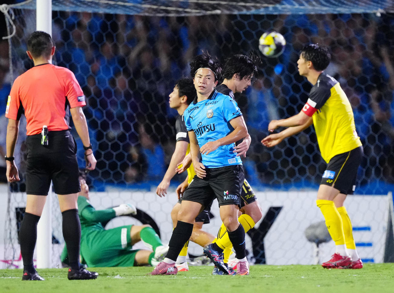 川崎F対柏　前半、ゴールを決めた川崎F伊藤（中央）（撮影・江口和貴）