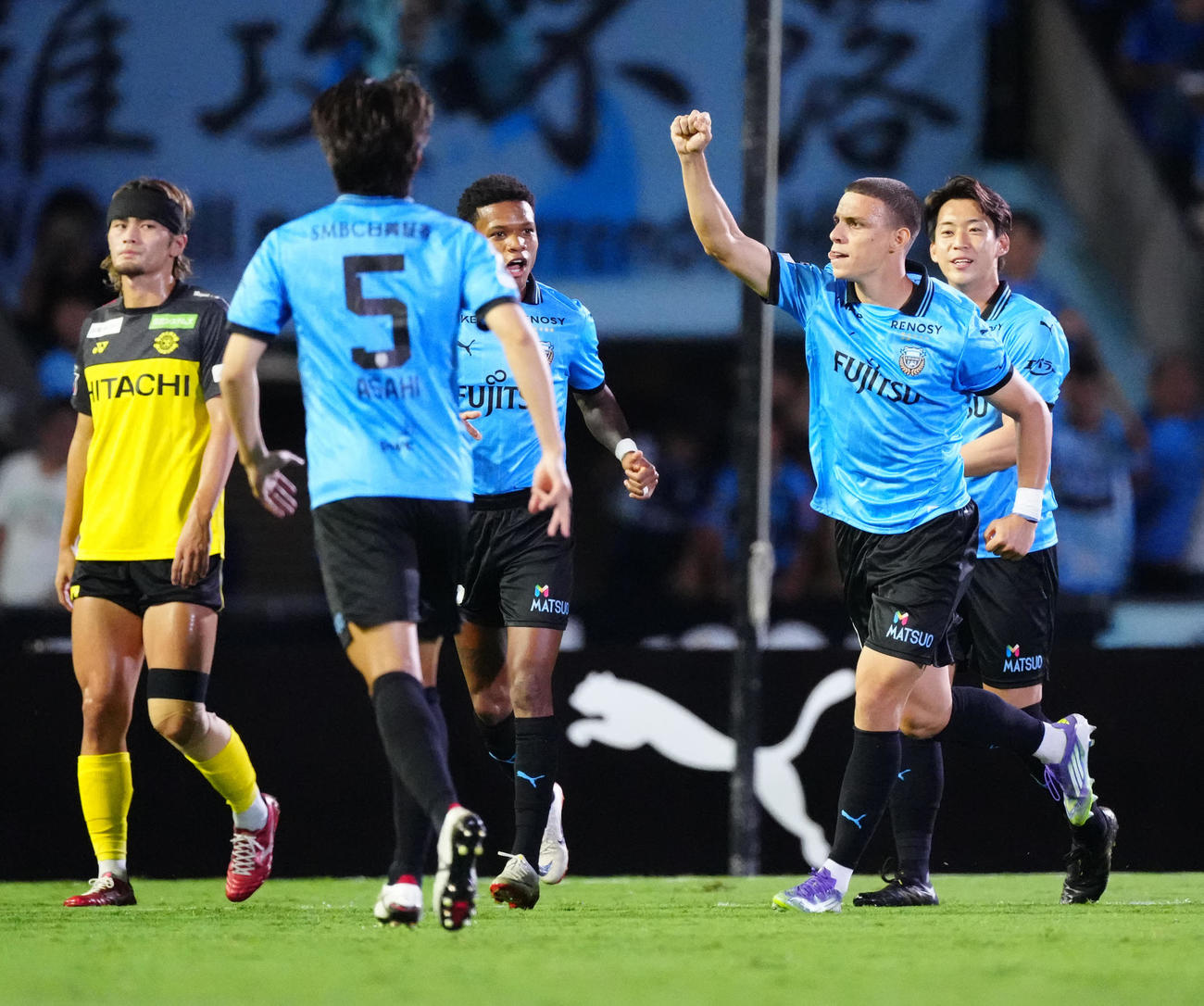 川崎F対柏　前半、PKで先制ゴールを決め喜ぶ川崎Fロマニッチ（手前右）（撮影・江口和貴）
