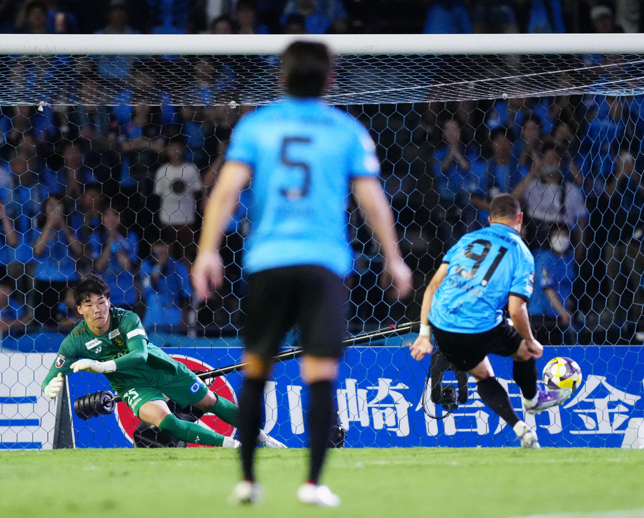 川崎F対柏　前半、川崎Fロマニッチ（右）にPKで先制ゴールを決められる柏GK小島（撮影・江口和貴）