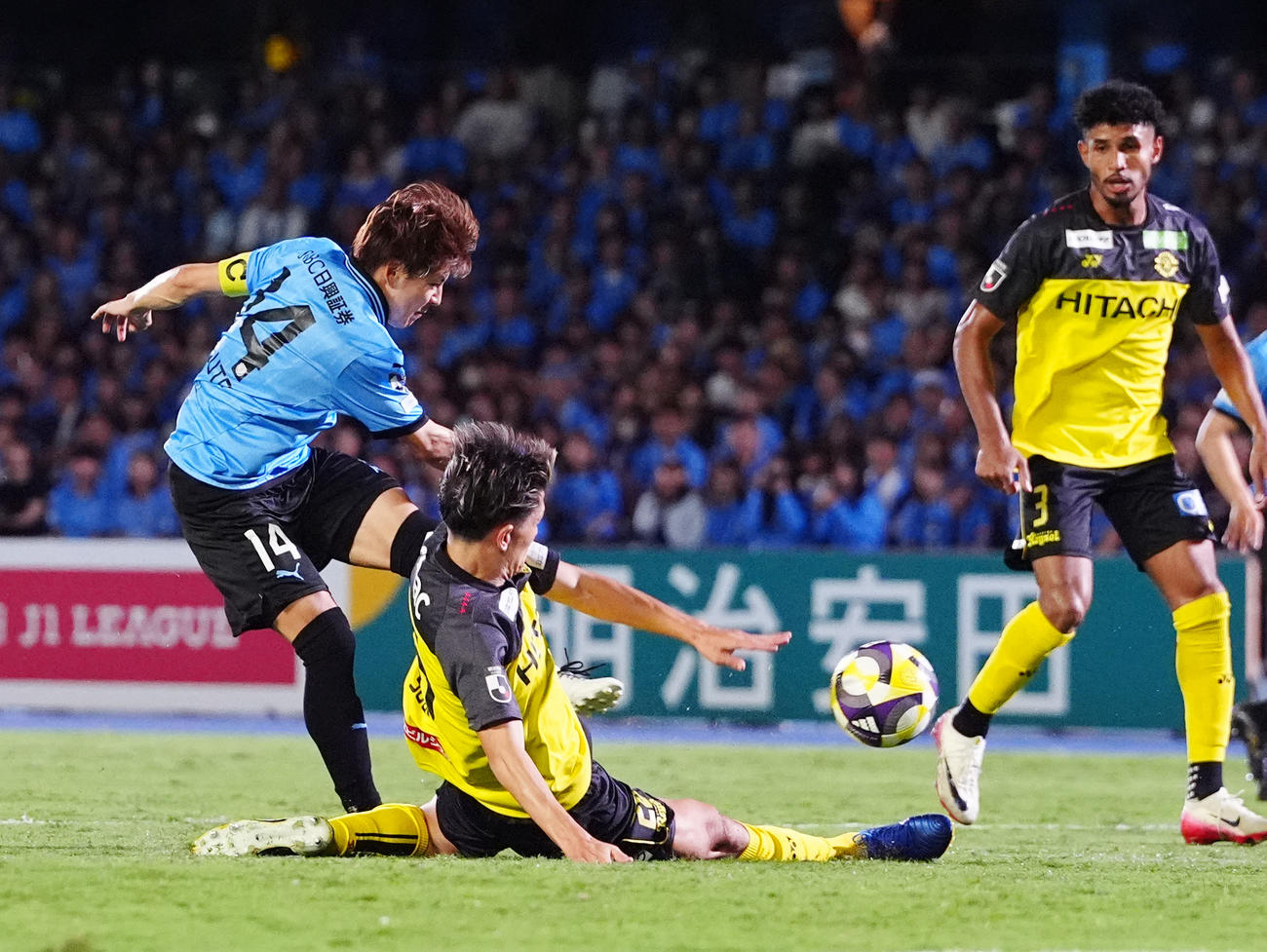 川崎F対柏　後半、ゴールを決める川崎F脇坂（左）（撮影・江口和貴）