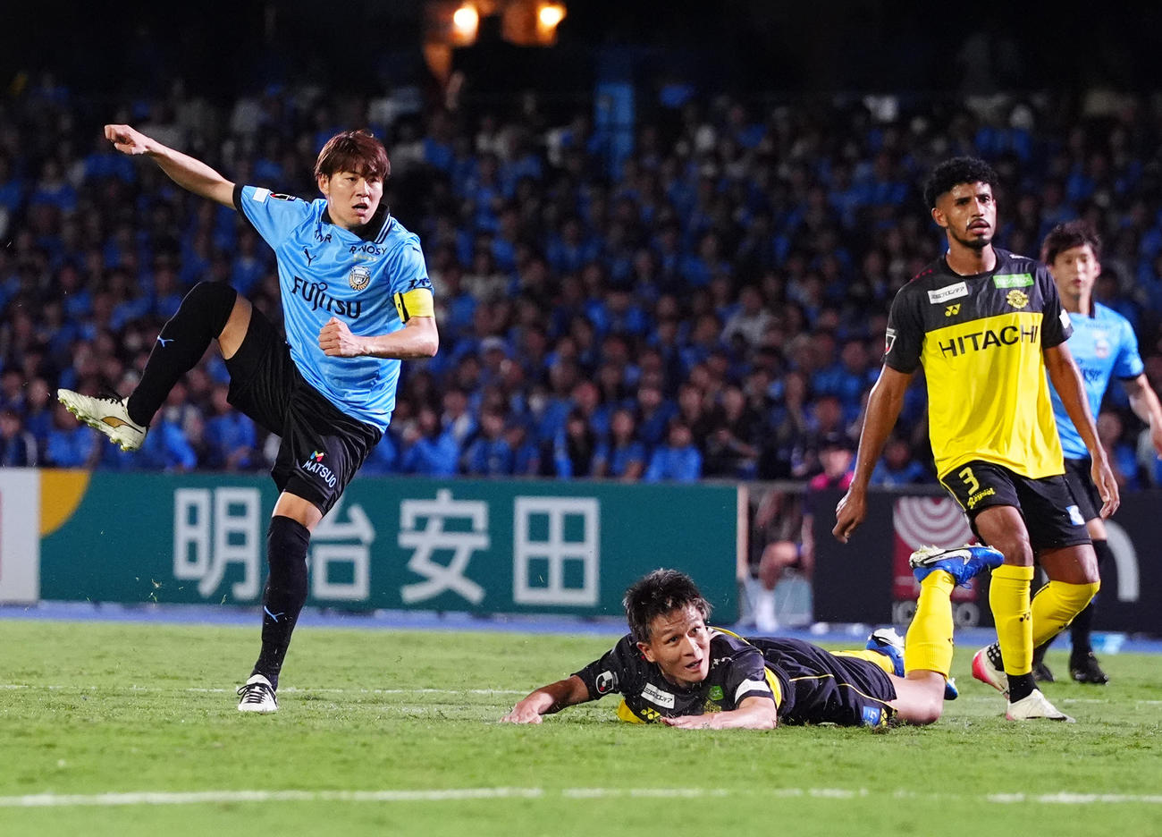 川崎F対柏　後半、ゴールを決めた川崎F脇坂（左）（撮影・江口和貴）