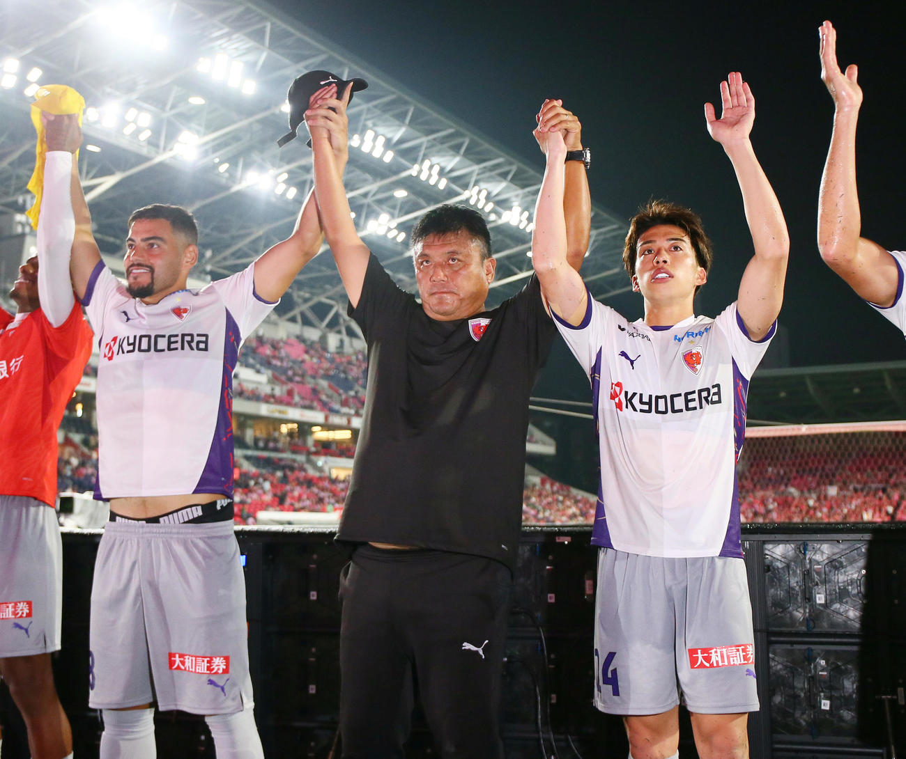 C大阪対京都　C大阪に勝利した京都曹監督（中央）はサポーターと喜びを分かち合う（撮影・上山淳一）