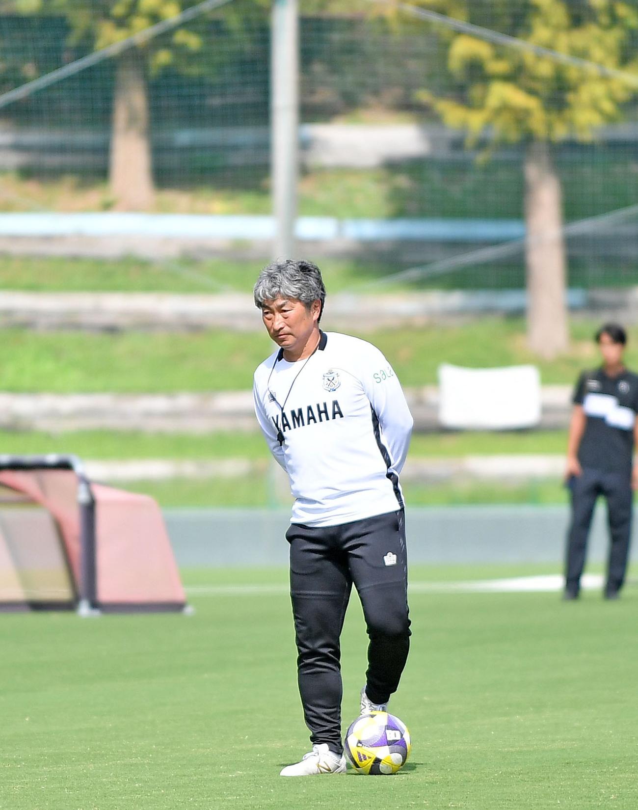 引き締まった表情で選手の動きをチェックする磐田の安間新監督