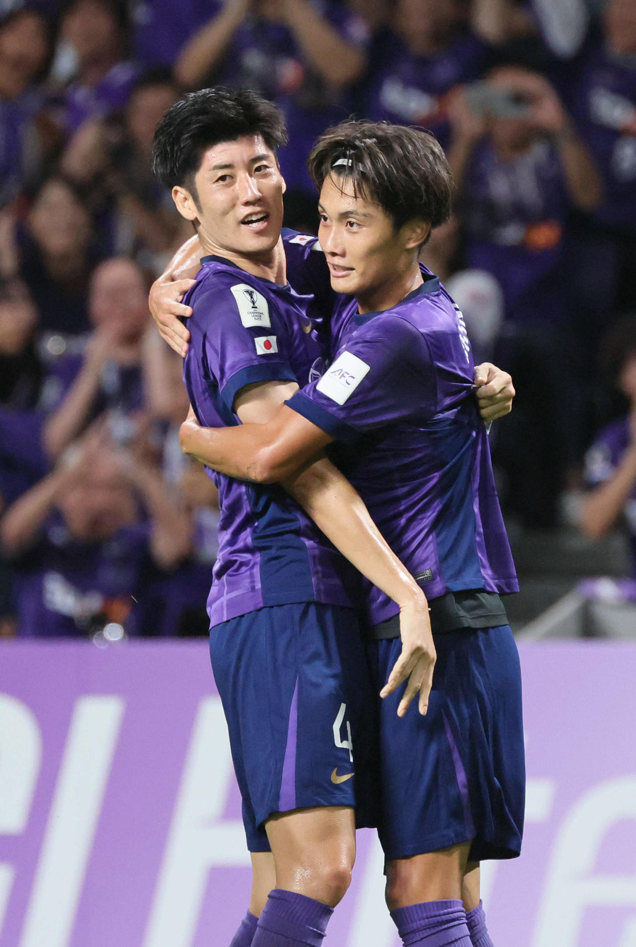 広島対上海海港　前半　先制ゴールを決めた広島荒木（左）（撮影・加藤孝規）