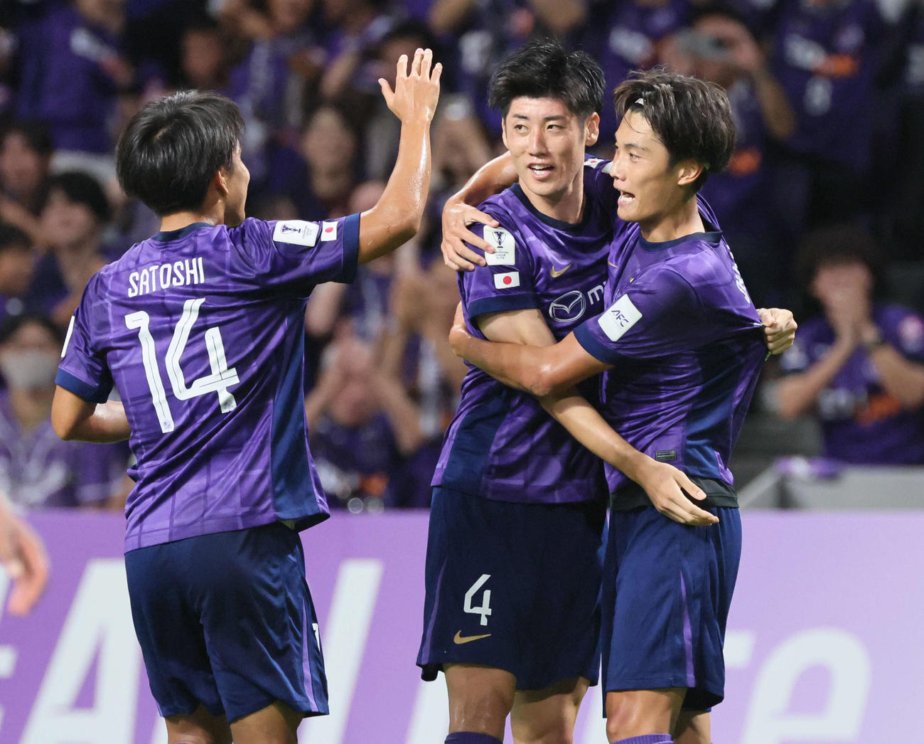 広島対上海海港　前半　先制ゴールを決めた広島荒木（中央）（撮影・加藤孝規）