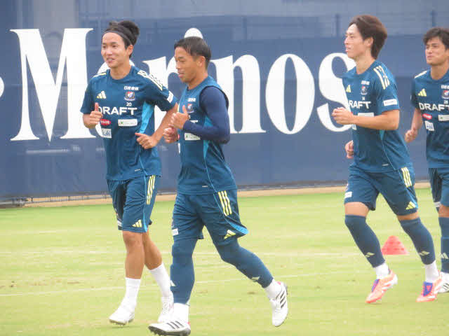 リラックスした様子でランニングする横浜の選手たち。左から天野、喜田、植中、山根