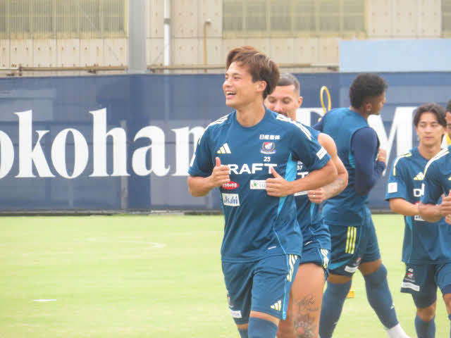 笑顔でトレーニングに励む横浜FW宮市亮