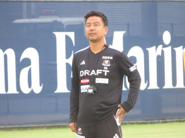 トレーニングを指揮する横浜大島秀夫監督