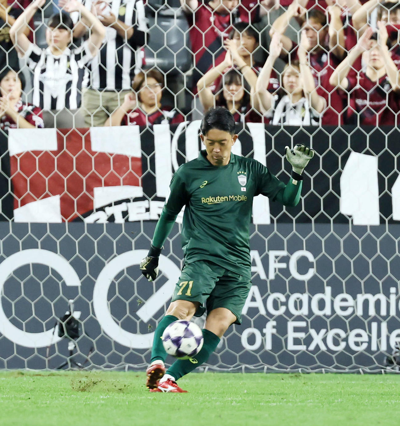 神戸対メルボルン・シティ　前半、ボールを蹴り込む神戸GK権田（撮影・加藤哉）