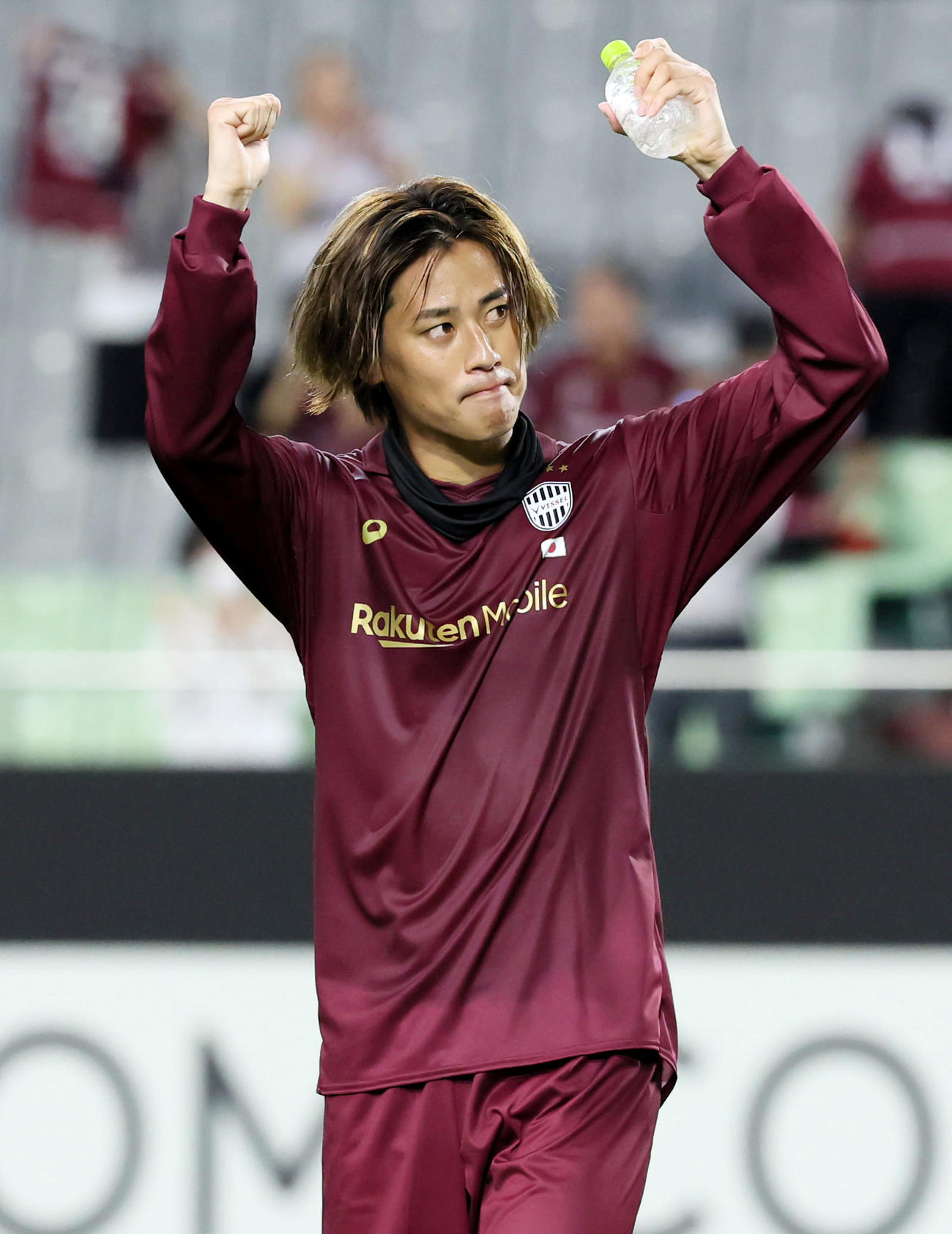 神戸対メルボルン・シティ　決勝ゴールを決めた神戸汰木は試合後サポーターに向かってガッツポーズを見せる（撮影・加藤哉）