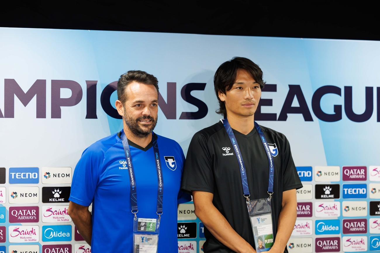 ACL2ラチャブリ戦の公式会見に出席した（左から）G大阪ポヤトス監督、DF中谷（C）GAMBAOSAKA