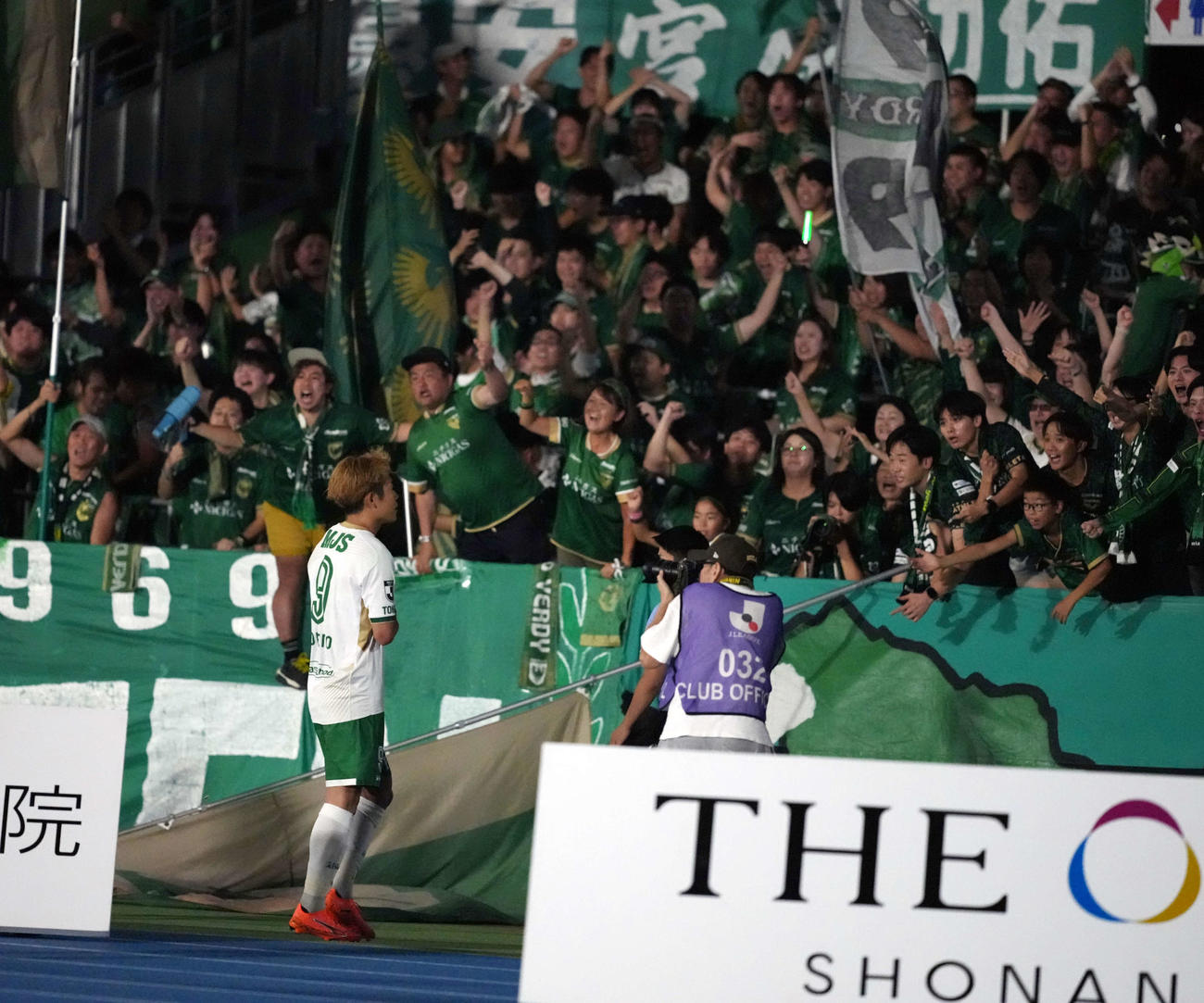 湘南対東京V　後半、ゴールを決めスタンドに駆け寄る東京V・染野（撮影・小島史椰）