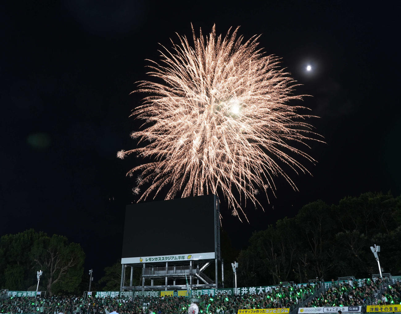 湘南対東京V　ハーフタイム　スタジアムに打ち上がる花火（撮影・小島史椰）