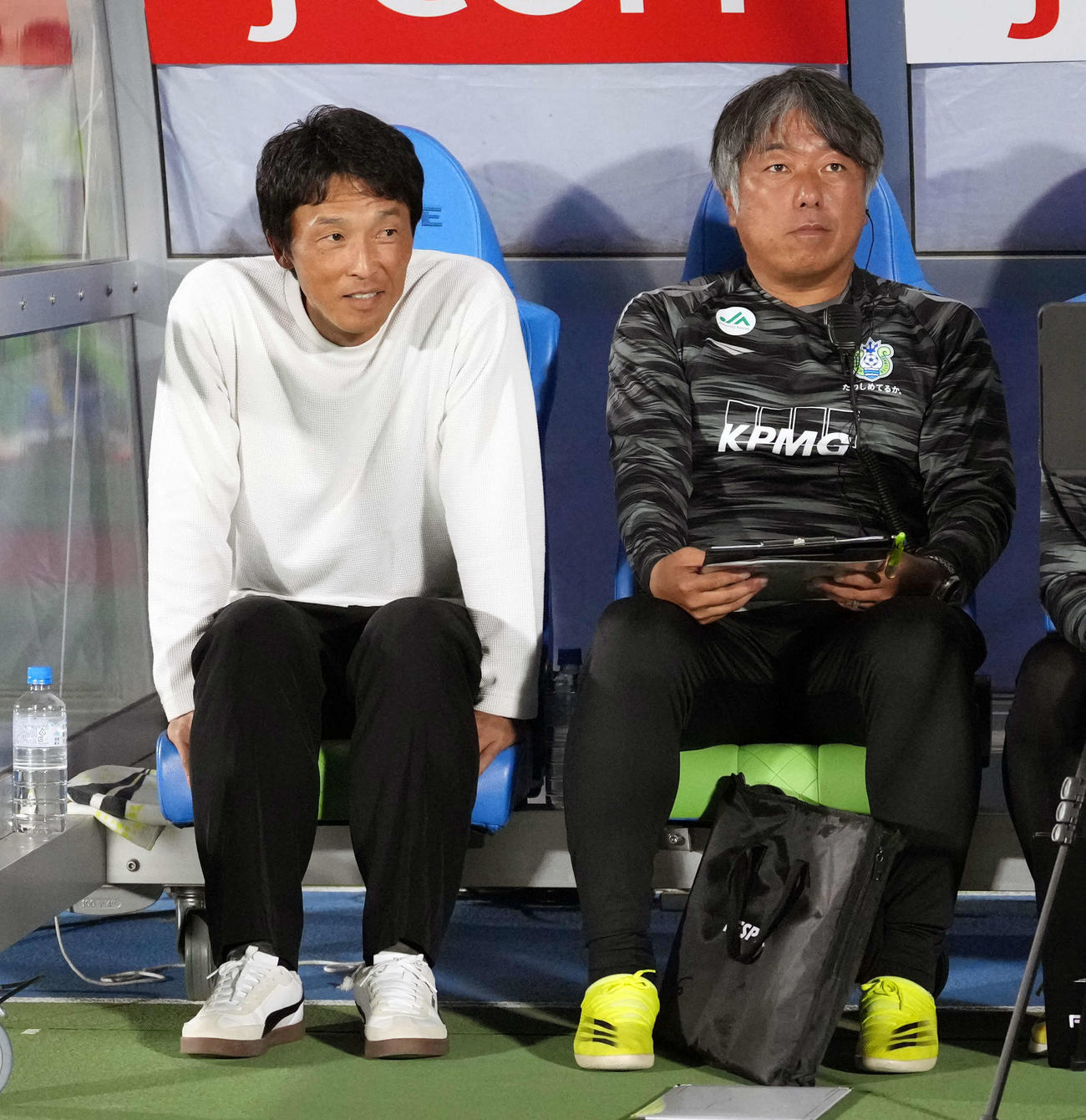 湘南対東京V　指揮を執る湘南山口智監督（左）（撮影・小島史椰）