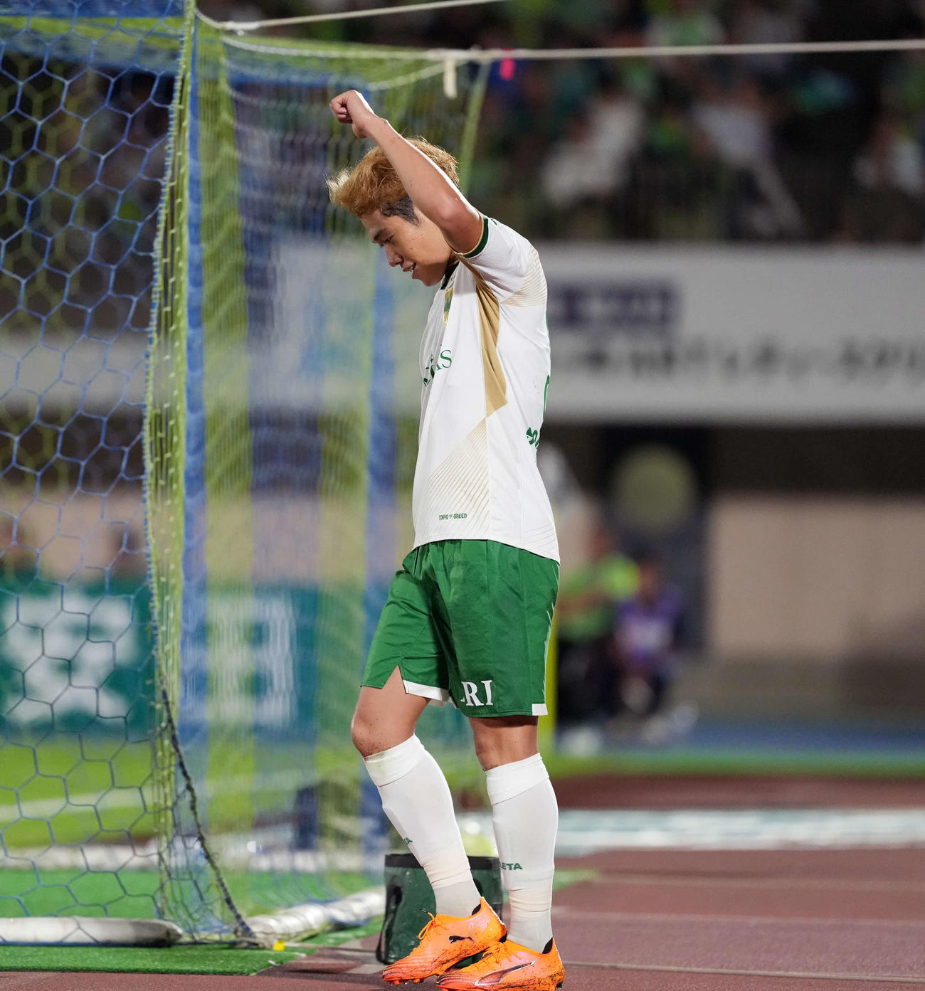 湘南対東京V　後半、ゴールを決めガッツポーズをする東京V染野（撮影・小島史椰）