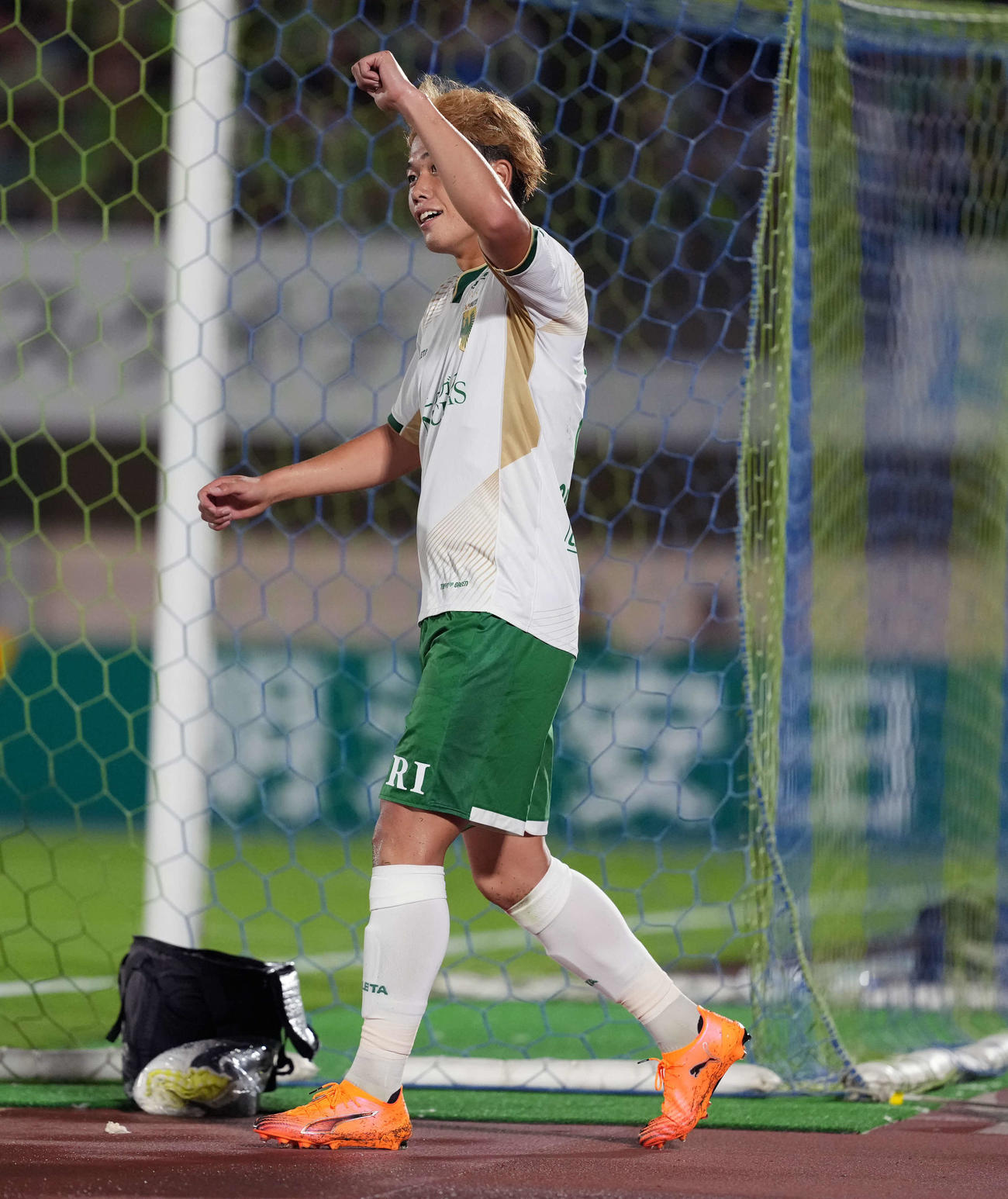 湘南対東京V　後半、ゴールを決めガッツポーズをする東京V・染野（撮影・小島史椰）