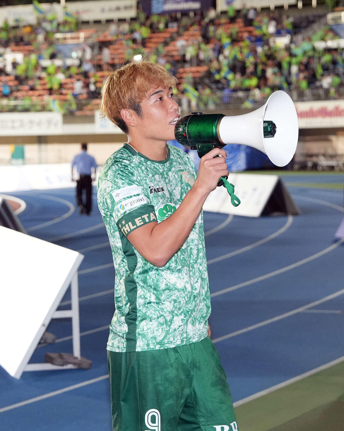 湘南対東京V　湘南に勝利しスタンドにあいさつをする東京V染野（撮影・小島史椰）