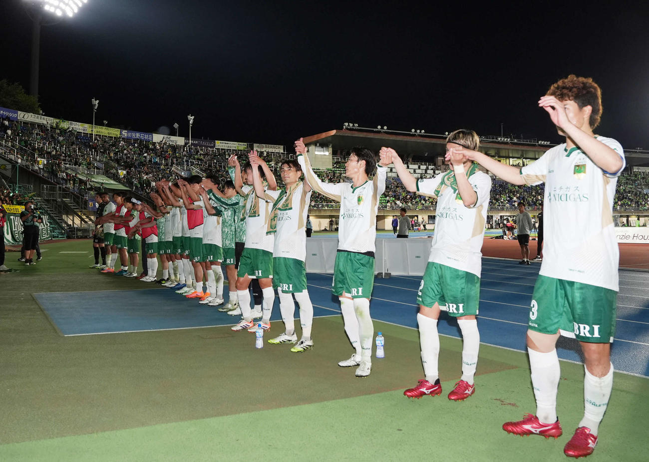 湘南対東京V　湘南に勝利しスタンドにあいさつをする東京Vの選手たち（撮影・小島史椰）