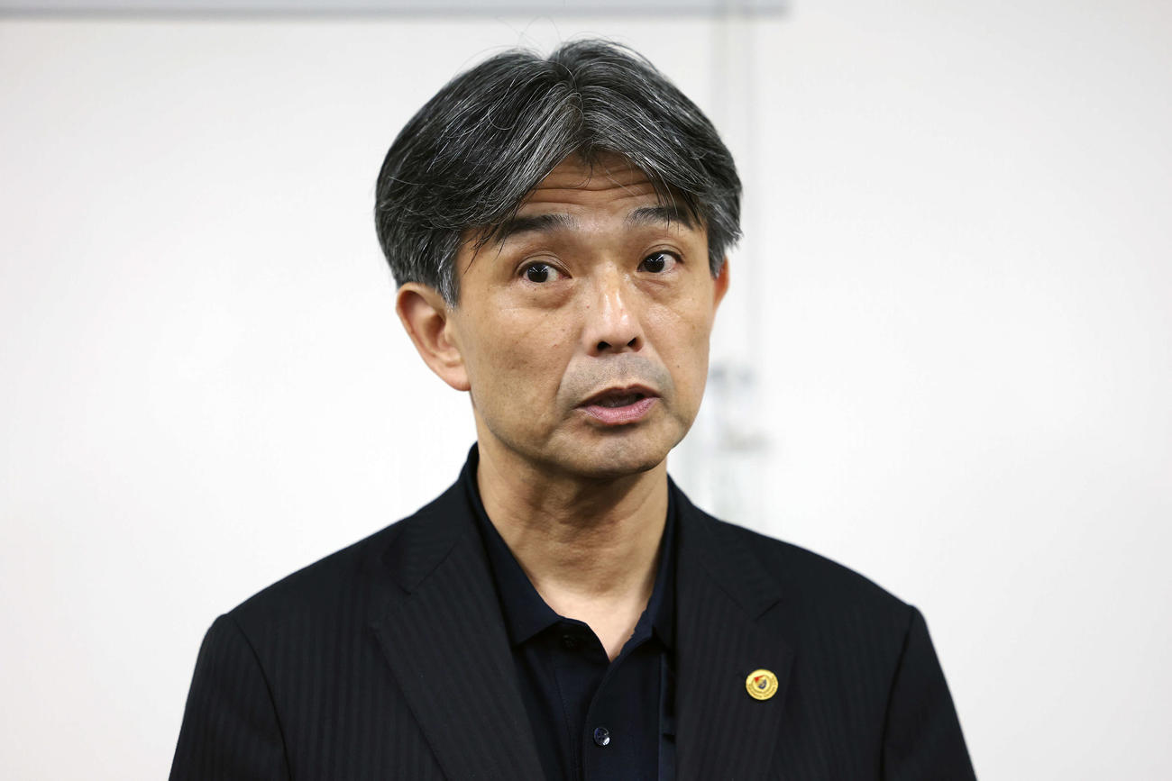 柏対横浜　試合前、取材に応じる横浜の中山昭宏社長（撮影・宮地輝）