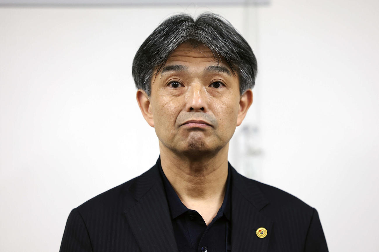 柏対横浜　試合前、取材に応じる横浜の中山昭宏社長（撮影・宮地輝）